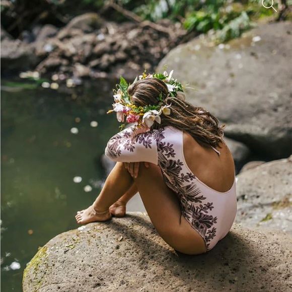 NWT Hurley X Carissa Moore Hawaiian lei tie back surf suit. Peach/Brown - Picture 3 of 8